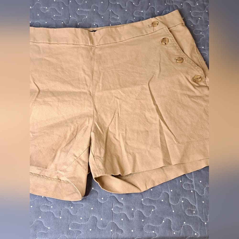 Banana Republic Khaki Button-Accent Women's Shorts